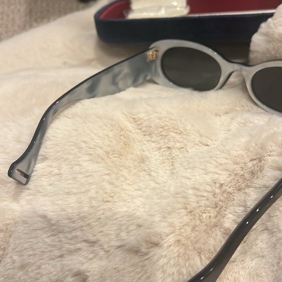 Gucci sunglasses GG0517S in great condition comes with case and authenticity. - Picture 6 of 9